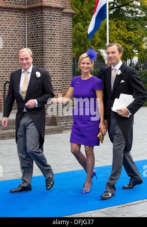 Apeldoorn, Paesi Bassi. 05 ott 2013. (L-R) olandese il Principe Carlos de Bourbon de Parme, Princess Maria-Carolina de Bourbon de Parme e suo marito Albert Brenninkmeijer arrivare per le nozze del principe Jaime de Bourbon de Parma nella chiesa Onze Lieve Vrouwe dieci Hemelopneming di Apeldoorn, Paesi Bassi, 05 ottobre 2013. Foto: RPE/ Albert Philip van der Werf -/dpa/Alamy Live News Foto Stock