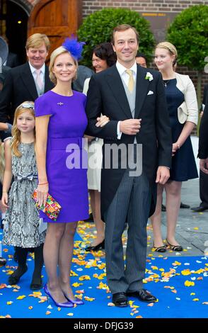 La Principessa olandese Maria-Carolina de Bourbon de Parme e suo marito Albert Brenninkmeijer partecipare alle nozze del principe Jaime de Bourbon de Parma con Viktória Cservenyák nella chiesa Onze Lieve Vrouwe dieci Hemelopneming di Apeldoorn, 5 ottobre 2013. Foto:RPE/ Albert Philip van der Werf Foto Stock