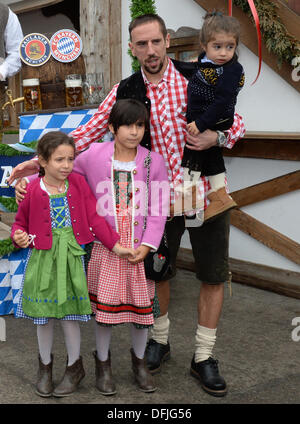 Monaco di Baviera, Germania. 06 ott 2013. Del Bayern Monaco Franck Ribery e i suoi bambini pongono a Monaco di Baviera - Festa della birra di Monaco di Baviera, Germania, 06 ottobre 2013. Foto: FELIX HOERHAGER/dpa/Alamy Live News Foto Stock