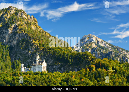 Il Castello di Neuschwanstein nelle alpi bavaresi della Germania. Foto Stock