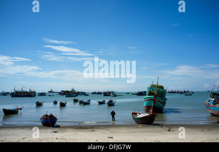 Barche da pesca nel porto di Vung Tau, Vietnam. Foto Stock