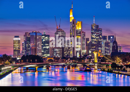 Skyline di Francoforte, in Germania, il centro finanziario del paese. Foto Stock