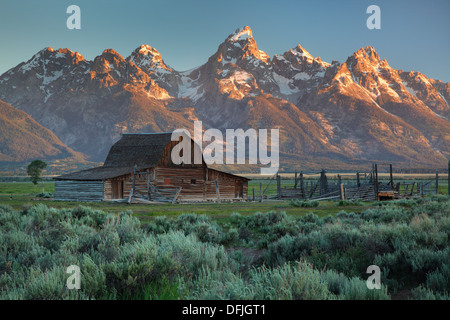 L'iconico nord Moulton Barn e il Teton Mountains lungo Antelope Flats strada in Grand Teton National Park, Wyoming Foto Stock