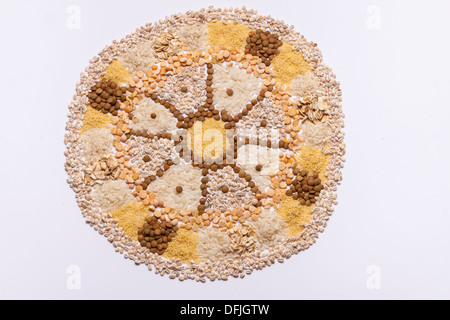 Cibo mandala ruota su sfondo bianco. Foto Stock