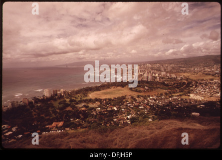 Questa vista dalla cima di Diamond Head, un vulcano estinto, si affaccia sul lungomare di Honolulu. Diamond Head è uno dei punti di riferimento più rappresentativi delle Hawaii e offre viste panoramiche della città e della costa. Foto Stock