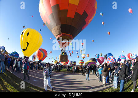 Albuquerque, NM, Stati Uniti d'America. 5 Ottobre, 2013. . Balloon Fiesta onde ufficiale armi e dà il via libera per il decollo, primo giorno di ascensione di massa a Albuquerque International Balloon Fiesta sabato 5 ottobre, 2013. Albuquerque, Nuovo Messico, Stati Uniti d'America. Credito: Christina Kennedy/Alamy Live News Foto Stock