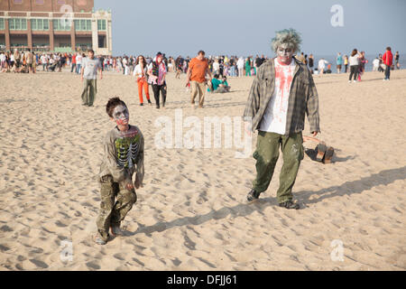 Ashbury, New Jersey, USA. 05 ott 2013. Thw New Jersey zombie a piedi istituito nel 2008. Essa aveva tenuto il Guinness World Record per il più grande raduno di zombie, con un conteggio di 4,093 zombie, dal 2009. Questo record è caduto ufficialmente 8,027 zombie in Città Gemelle Zombie Pub Crawl in Minnesota nel 2012. Quest'anno, Ottobre 5, 2013 questo Guinnes record è stato picchiato con più di 10000 zombie e ritorna a Ashbury, New Jersey. Credito: Alex Potemkin/Alamy Live News Foto Stock