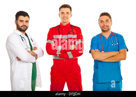 Team di diversi medici in piedi con le braccia incrociate isolato su sfondo bianco Foto Stock