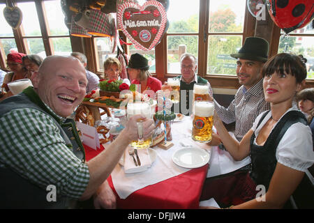 Monaco di Baviera, Germania - 06 ottobre: Pep Guardiola 2 (R), capo allenatore del Bayern Muenchen assiste con la moglie Christina Guardiola (R), Karl-Heinz Rummenigge (C), il CEO del Bayern Monaco e Matthias Sammer (L), direttore sportivo del Bayern Monaco Oktoberfest 2013 Festa della birra a Kaefers Wiesenschaenke il 6 ottobre 2013 a Monaco di Baviera, Germania. Credito: kolvenbach/Alamy Live News Foto Stock