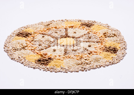 Cibo mandala ruota sul nackground bianco. Foto Stock