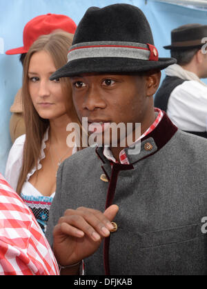 Monaco di Baviera, Germania. 06 ott 2013. Il Bayern Monaco di Baviera David Alaba pone a Monaco di Baviera - Festa della birra di Monaco di Baviera, Germania, 06 ottobre 2013. Foto: FELIX HOERHAGER/dpa/Alamy Live News Foto Stock