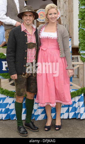 Monaco di Baviera, Germania. 06 ott 2013. Il Bayern Monaco Philipp Lahm e sua moglie Claudia pongono a Monaco di Baviera - Festa della birra di Monaco di Baviera, Germania, 06 ottobre 2013. Foto: FELIX HOERHAGER/dpa/Alamy Live News Foto Stock