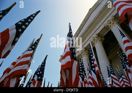 Olympia Campidoglio edificio legislativo con un display delle bandiere vicino alla costruzione dello Stato di Washington STATI UNITI D'AMERICA Foto Stock
