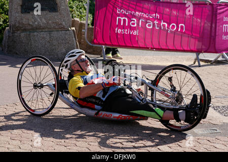 Bournemouth, Regno Unito il 6 ottobre 2013. Maratona di Bournemouth Festival - Bournemouth la prima maratona con circa 6000 persone che prendono parte alla mezza maratona MARATONA e godere il paesaggio mozzafiato su una calda giornata di sole. Chris Brogan 62, la sedia a rotelle solo utente, termina terzo attraverso la linea nella maratona, la raccolta di fondi per aiutare per gli eroi Credito: Carolyn Jenkins/Alamy Live News Foto Stock