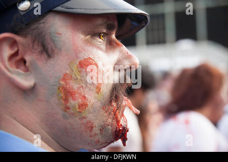 Ashbury, New Jersey, USA. 05 ott 2013. Thw New Jersey zombie a piedi istituito nel 2008. Essa aveva tenuto il Guinness World Record per il più grande raduno di zombie, con un conteggio di 4,093 zombie, dal 2009. Questo record è caduto ufficialmente 8,027 zombie in Città Gemelle Zombie Pub Crawl in Minnesota nel 2012. Quest'anno, Ottobre 5, 2013 questo Guinnes record è stato picchiato con più di 10000 zombie e ritorna a Ashbury, New Jersey. Credito: Alex Potemkin/Alamy Live News Foto Stock