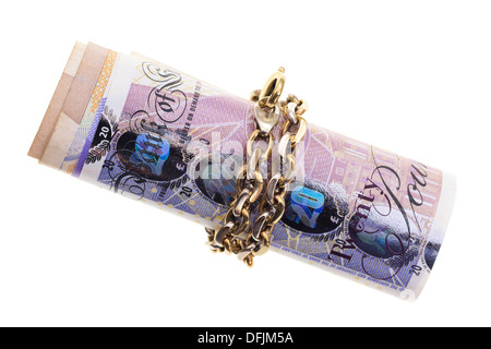UK Sterling Pound note legate in catena d'oro isolato su uno sfondo bianco, risparmio e investimenti concetto. In Inghilterra La Gran Bretagna Foto Stock