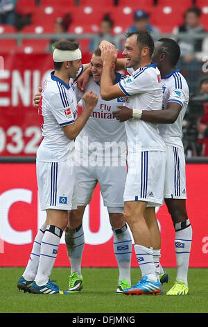 Norimberga, Germania. 06 ott 2013. Amburgo Lasogga Pierre-Michel (2-L) celebra il suo obiettivo 2-0 con i suoi compagni di squadra Milan Badelj (L), Heiko Westermann (2-R) e Jacques Zoua Daogari durante la Bundesliga tedesca partita di calcio tra 1. FC Norimberga e Hamburger SV alla Grundig Stadium di Norimberga (Germania), 06 ottobre 2013. Foto: DANIEL KARMANN (ATTENZIONE: grazie alle linee guida di accreditamento, il DFL consente solo la pubblicazione e utilizzazione di fino a 15 immagini per corrispondenza su internet e nei contenuti multimediali in linea durante la partita.)/dpa/Alamy Live News Foto Stock