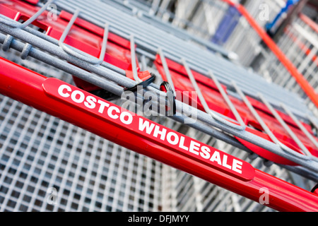 Carrelli della spesa al di fuori del commercio all'ingrosso di sconto supermercato, Costco. Foto Stock