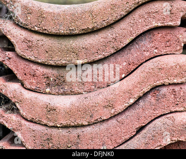 Impilati tegole del tetto formando una forma d'onda Foto Stock