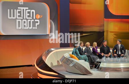 Bremen, Germania. 05 ott 2013. L'attrice Anja Kling, attore Matthias Schweighoefer, Ruth Maria Kubitschek, cantante Helene Fischer, noi attore Sylvester Stallone e show host Markus Lanz visto durante il tedesco show televisivo "Wetten, dass, " di Brema, Germania, 05 ottobre 2013. Foto: Carmen Jaspersen/dpa/Alamy Live News Foto Stock