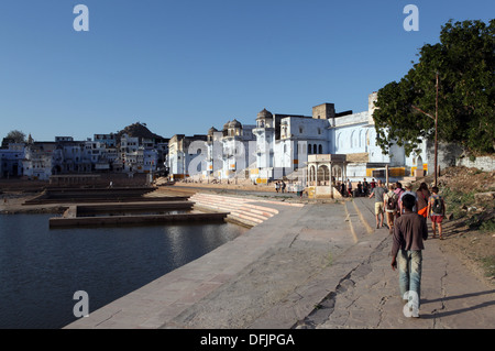 Vista verso i ghats e la città santa di Pushkar, Rajasthan, India, Asia Foto Stock