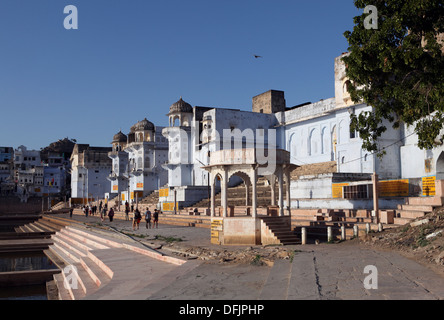 Vista verso i ghats e la città santa di Pushkar, Rajasthan, India, Asia Foto Stock