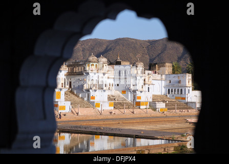 Vista sul ghats verso la città santa di Pushkar,Rajasthan, India, Asia Foto Stock