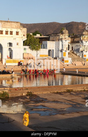 Vista sul ghats verso la città santa di Pushkar, Rajasthan, India, Asia Foto Stock