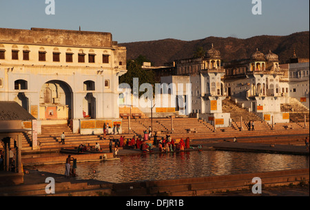 Vista sul ghats verso la città santa di Pushkar, Rajasthan, India, Asia Foto Stock