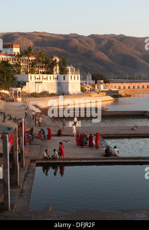 Vista sul ghats verso la città santa di Pushkar,Rajasthan, India, Asia Foto Stock