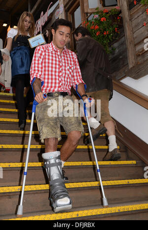 Monaco di Baviera, Germania. 06 ott 2013. Il Bayern Monaco di Baviera Thiago Alcantara pone a Monaco di Baviera - Festa della birra di Monaco di Baviera, Germania, 06 ottobre 2013. Foto: FELIX HOERHAGER/dpa/Alamy Live News Foto Stock