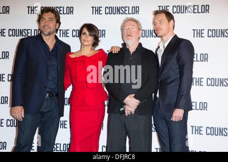 Londra, UK . 05 ott 2013. Attori spagnolo Javier Bardem (L-R), Penelope Cruz, Direttore britannico Ridley Scott e tedesco nato attore Michael Fassbender pongono al photocall per promuovere il film 'Il Consigliere' Al Dorchester Hotel di Londra, Gran Bretagna, il 05 ottobre 2013. Foto: Hubert Boesl Credito: dpa picture alliance/Alamy Live News Foto Stock