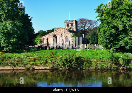 Vista di St Lawrence la Chiesa in Appleby, Cumbria, sulle rive del fiume Eden Foto Stock