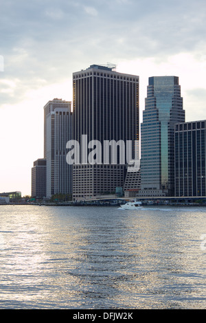 55 Water St, il più grande grattacielo nel centro cittadino di Manhattan viste attraverso il Fiume Hudson di Brooklyn, NY, STATI UNITI D'AMERICA nel settembre 2013. Foto Stock