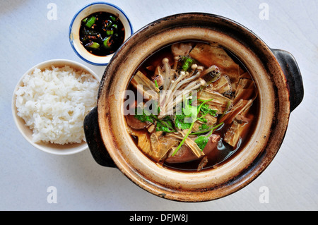 Il gusto della Thailandia - Thai Bah Kut Teh servita con Thai di riso al gelsomino Foto Stock