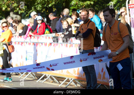 Hyde Park Londra, Regno Unito. 6 Ottobre, 2013. Funzionari preparare il vincitore il nastro come un numero record di corridori stimato in 16.000 ha preso parte al Royal Parks Foundation HALF MARATHON RACE con i corridori vestito di animale e costumi di fumetti per raccogliere fondi per più di 300 enti di beneficenza Credito: amer ghazzal/Alamy Live News Foto Stock