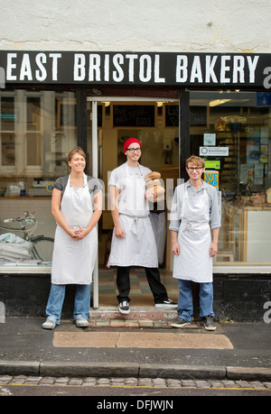 Funzione sul Bristol Pound - Oriente Bristol panificio, proprietario e testa Alex Baker Poulter (al centro) con personale Polly Frost e Wi Foto Stock