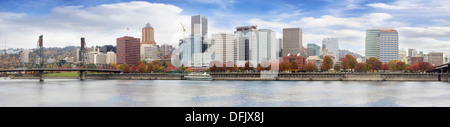 Portland Oregon Downtown City Waterfront Skyline lungo il fiume Willamette con cielo blu e nuvole bianche nella stagione autunnale Panorama Foto Stock