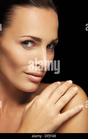 Primo piano immagine della faccia della bella giovane donna con una pelle perfetta. Bella giovane donna con carnagione incandescente Foto Stock