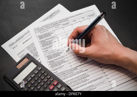 L'uomo riempie il polacco Modulo fiscale Foto Stock