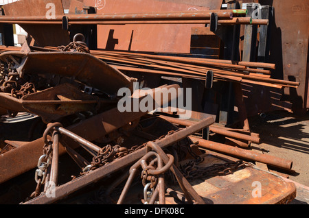 Rete da pesca rusty hardware su una banchina nel porto di Le Guilvinec, Brittany. Foto Stock