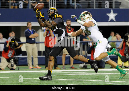 Arlington, TX, Stati Uniti d'America. 5 Ottobre, 2013. Arizona State Sun Devils Jaelen ricevitore Strong (21) Si ritiene che le catture di una passano oltre le sommità di Notre Dame di sicurezza Collinsworth Austin (28) durante il terzo trimestre del 2013 Shamrock serie di AT&T Stadium di Arlington, Texas, sabato 5 novembre, 2013. Credito: csm/Alamy Live News Foto Stock