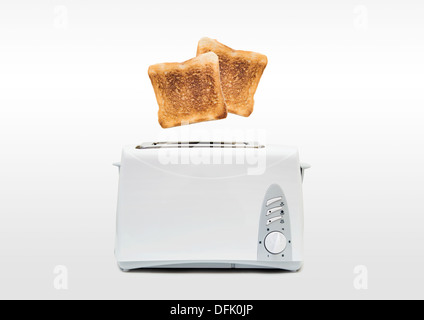 Jumping toast. Preparare la prima colazione nella moderna tostapane Foto Stock