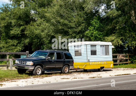 SUV nero piccolo di traino rimorchio, una strada bollito fornitore di arachidi nelle zone rurali del nord della Florida centrale nella contea di Gilchrist. Foto Stock
