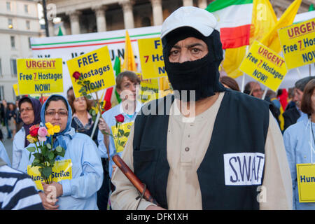 Londra, 06 ott 2013. Punteggi di Anglo-Iranians protesta a Londra in Trafalgar Square per il rilascio di 7 ostaggi durante un massacro da Camp Ashraf detenute dall'Iraq. Credito: Paolo Davey/Alamy Live News Foto Stock