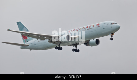 Air Canada Boeing 767 C-FMWV venuta in terra a aeroporto di Heathrow LHR Foto Stock