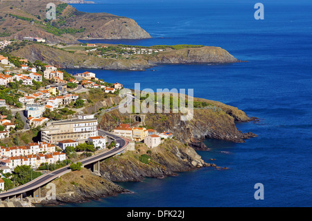 Costa rocciosa nei Pirenei orientali con il villaggio di Cerbere, Côte Vermeille, mare Mediterraneo, Roussillon, Francia Foto Stock