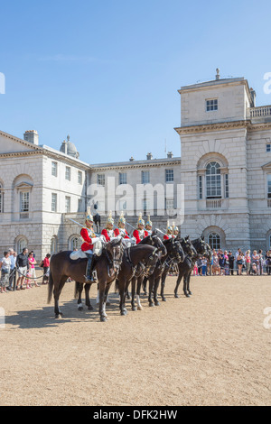 Montato Royal Life protezioni (Famiglia cavalleria) esecuzione di doveri cerimoniali a Horseguards Parade, nel West End di Londra, Regno Unito Foto Stock