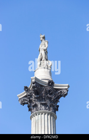 Statua di Ammiraglio Lord Horatio Nelson sulla cima di Nelson's Colonna, Trafalgar Square, nel West End di Londra, Regno Unito Foto Stock