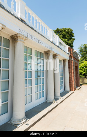 LONDON, Regno Unito - 01 agosto: l'ingresso alla Galleria della Serpentina edificio in Kensington Gardens. Agosto 01, 2013 a Londra. Foto Stock